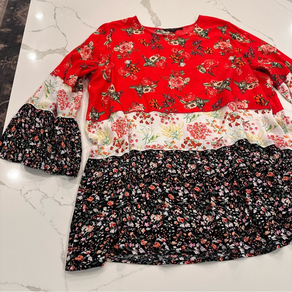 Calessa Women’s Floral Red Tiered Tunic Top Size L Ruffle Bell Sleeves Prairrie - Picture 2 of 10